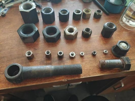 Bulloni a coda di pesce del binario ferroviario di Bolt M24 e punta ferroviaria della traversina della parte matta della pista